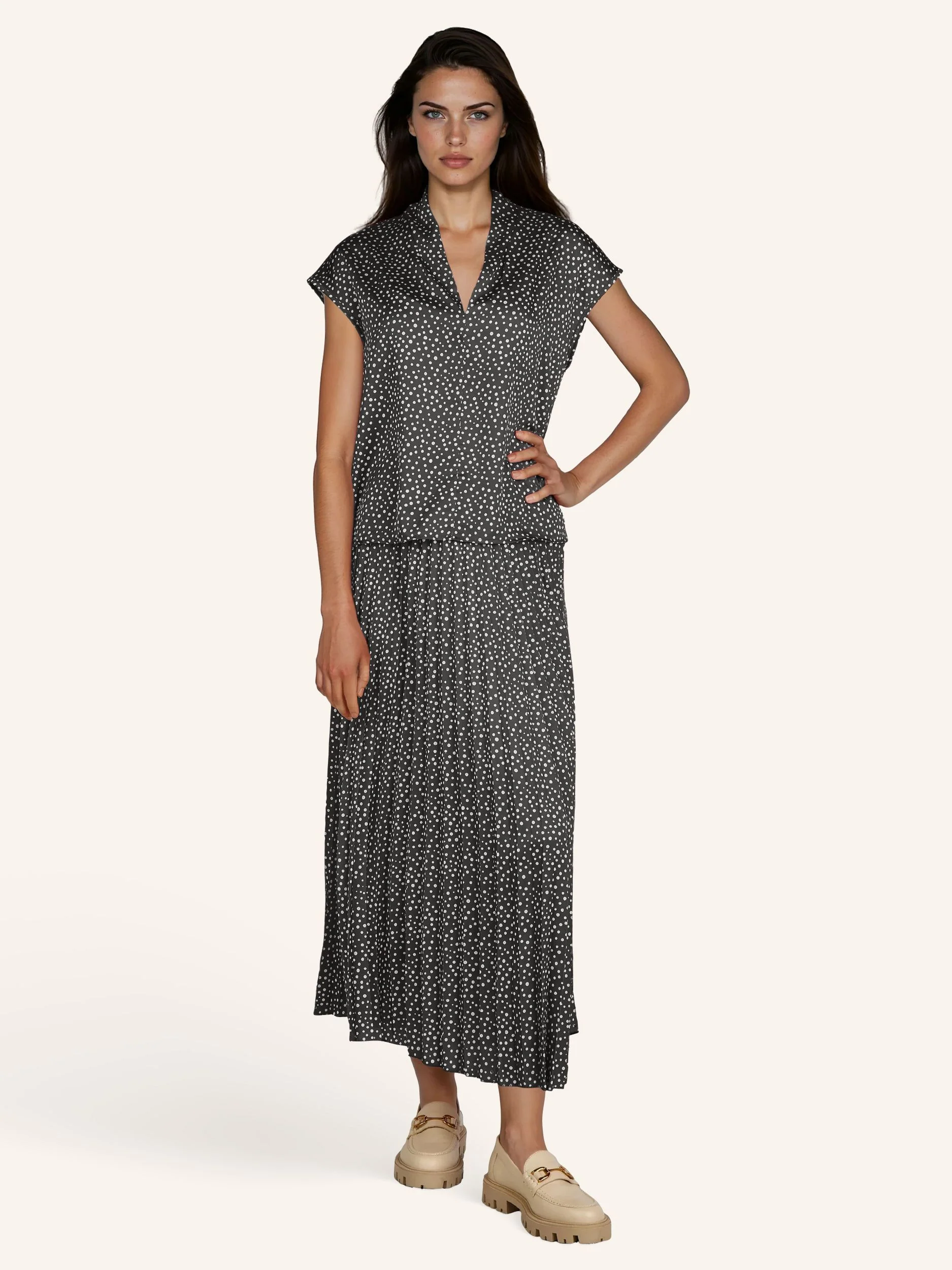 Ärmellose Satinbluse mit Tupfenprint - Image 13