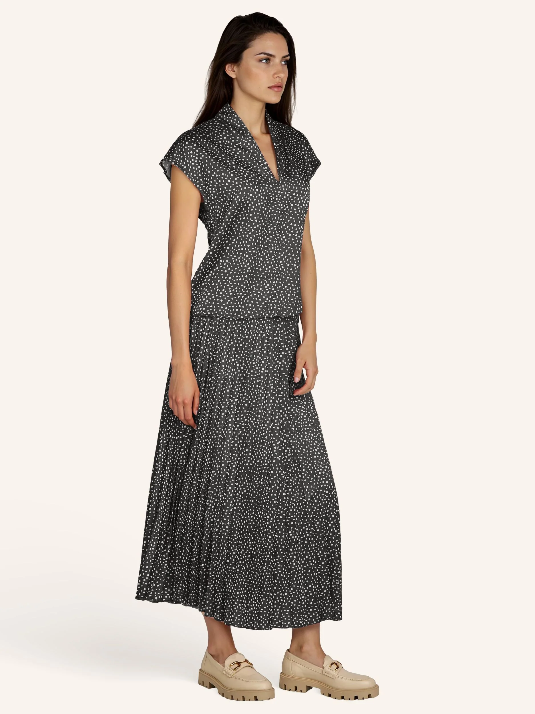 Ärmellose Satinbluse mit Tupfenprint - Image 14