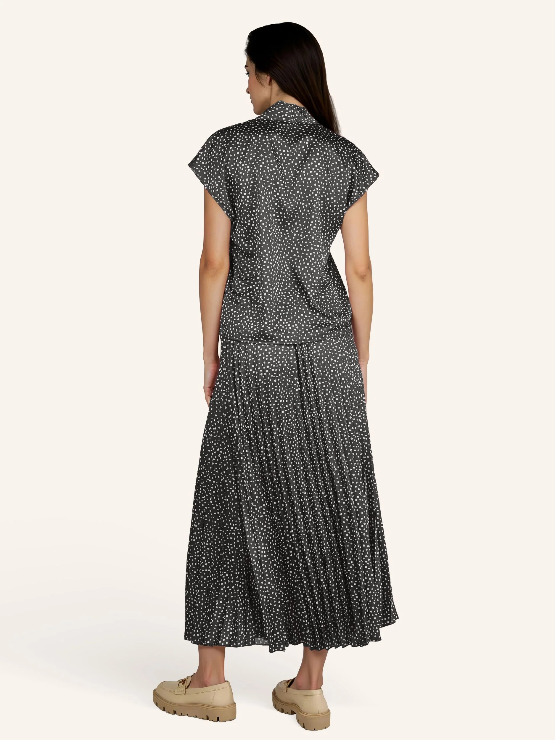 Ärmellose Satinbluse mit Tupfenprint - Image 15