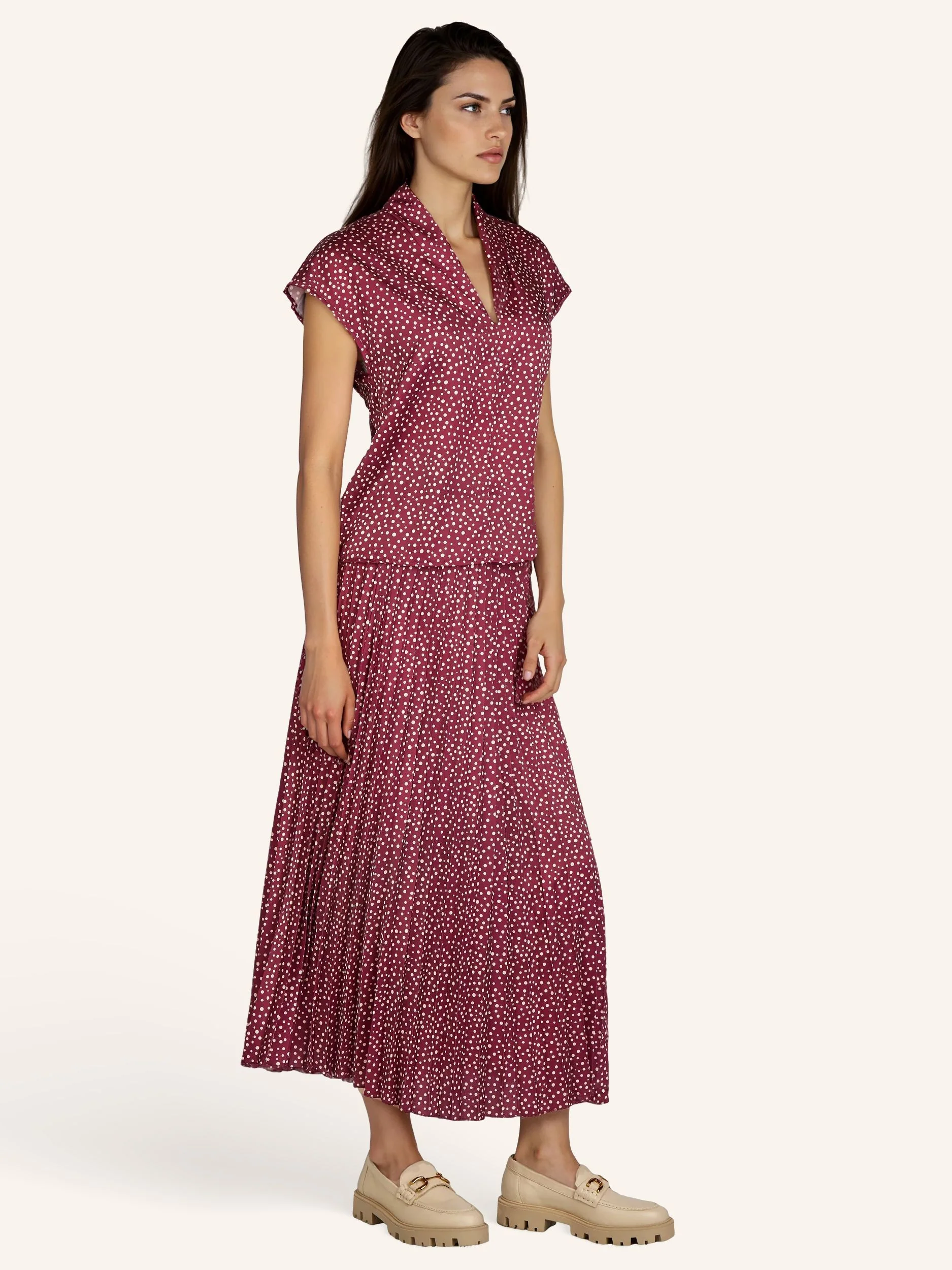 Ärmellose Satinbluse mit Tupfenprint - Image 8