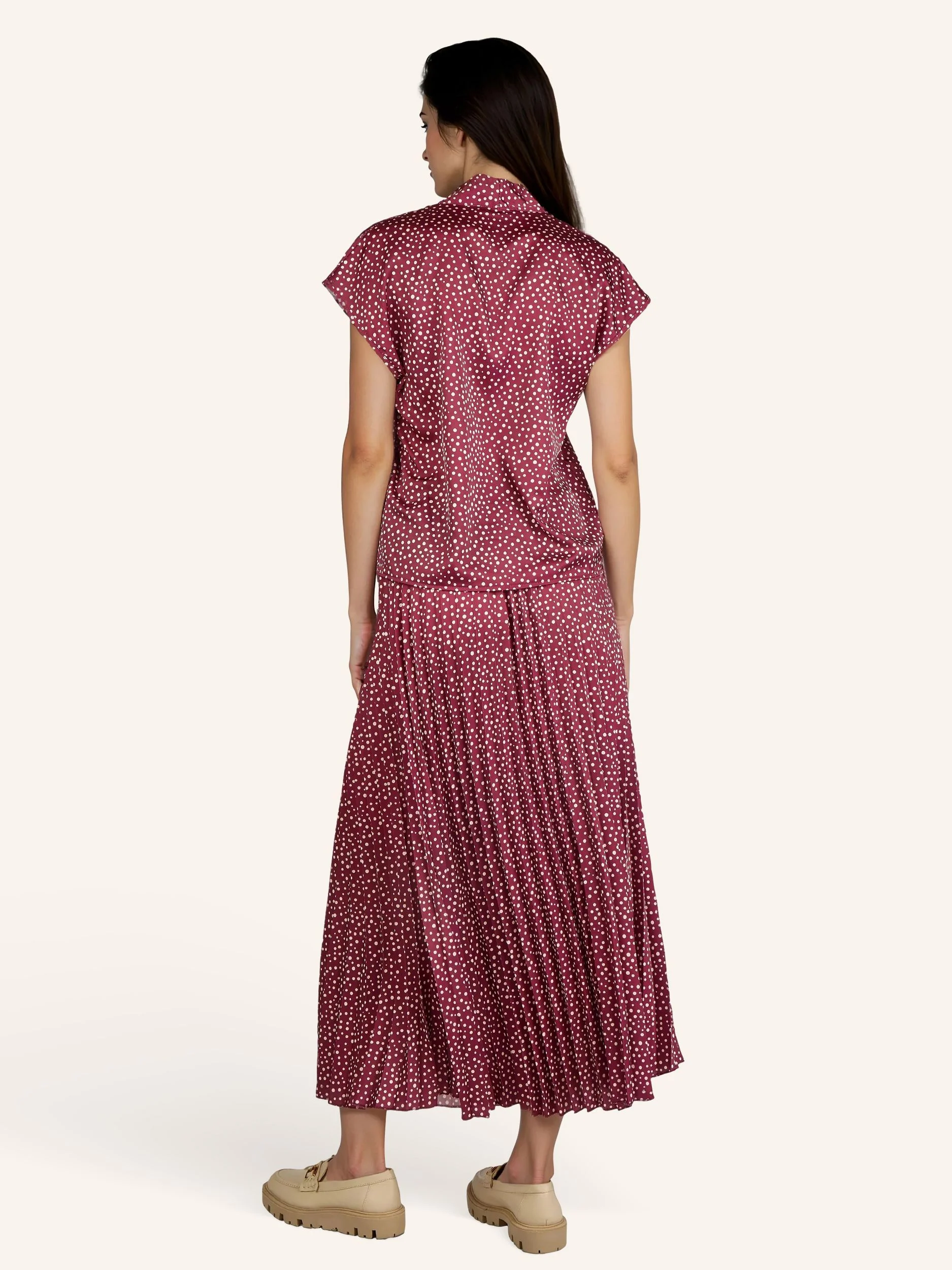 Ärmellose Satinbluse mit Tupfenprint - Image 9