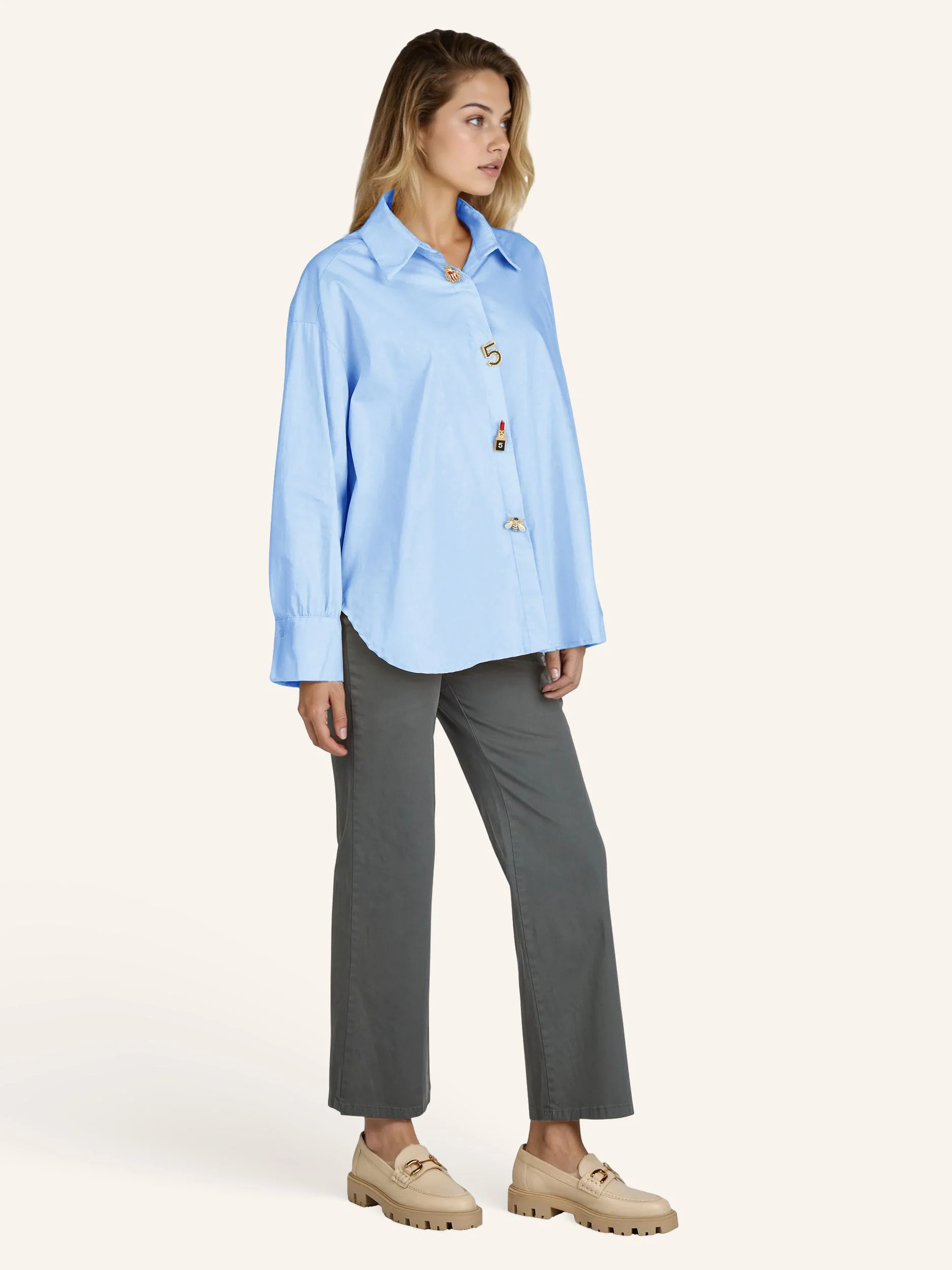 Oversize-Bluse mit modischen Schmuckdetails - Image 14