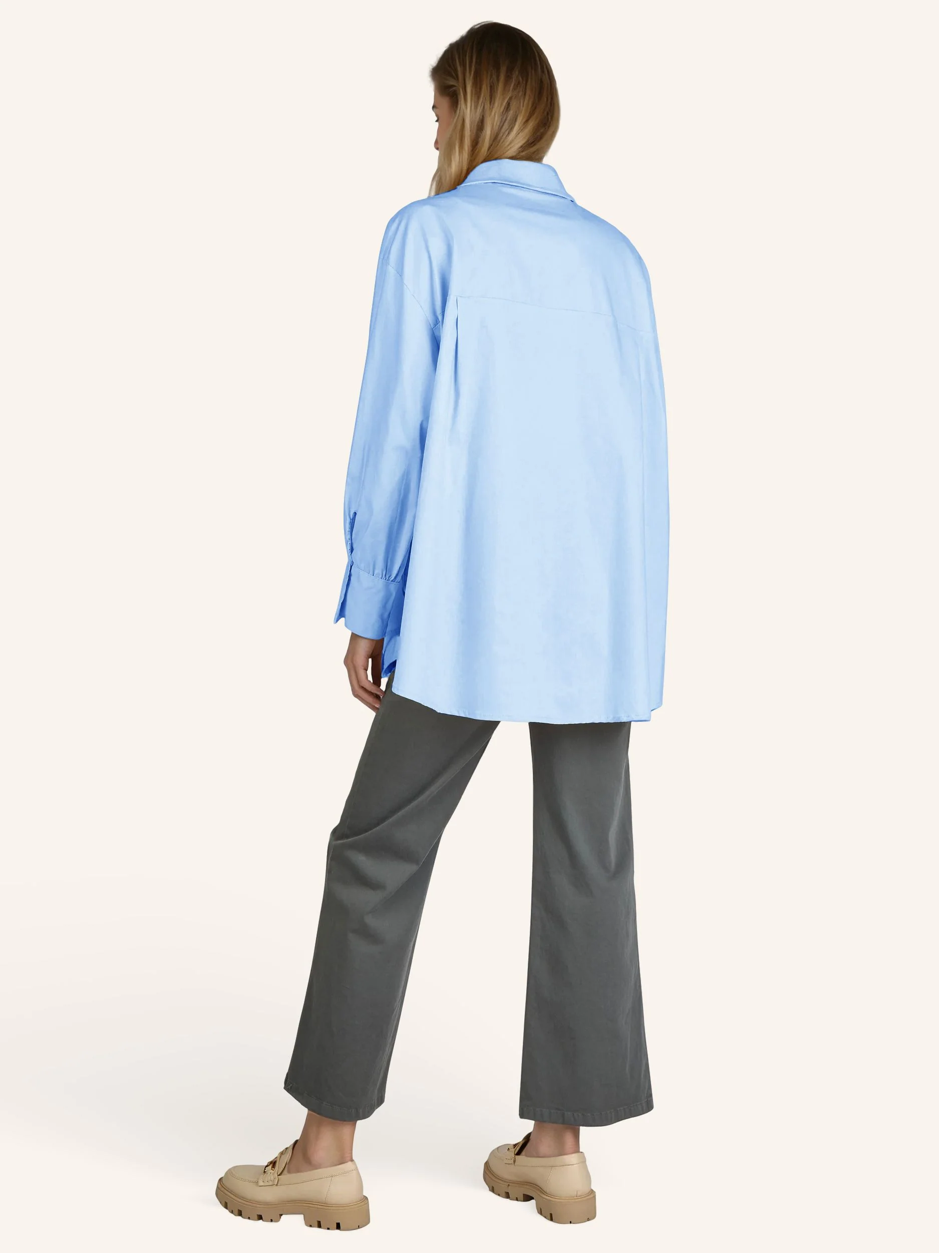 Oversize-Bluse mit modischen Schmuckdetails - Image 15