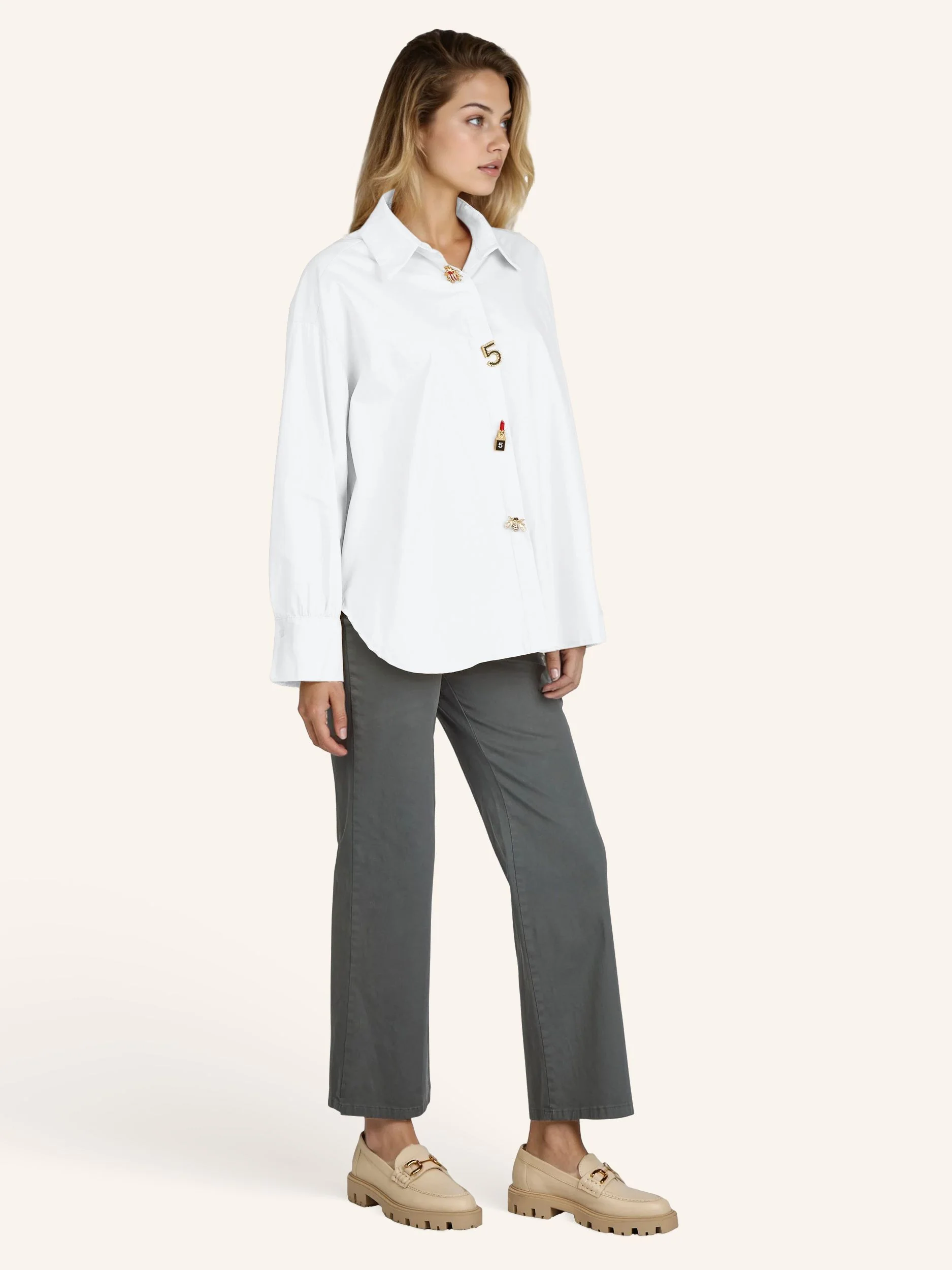 Oversize-Bluse mit modischen Schmuckdetails - Image 20