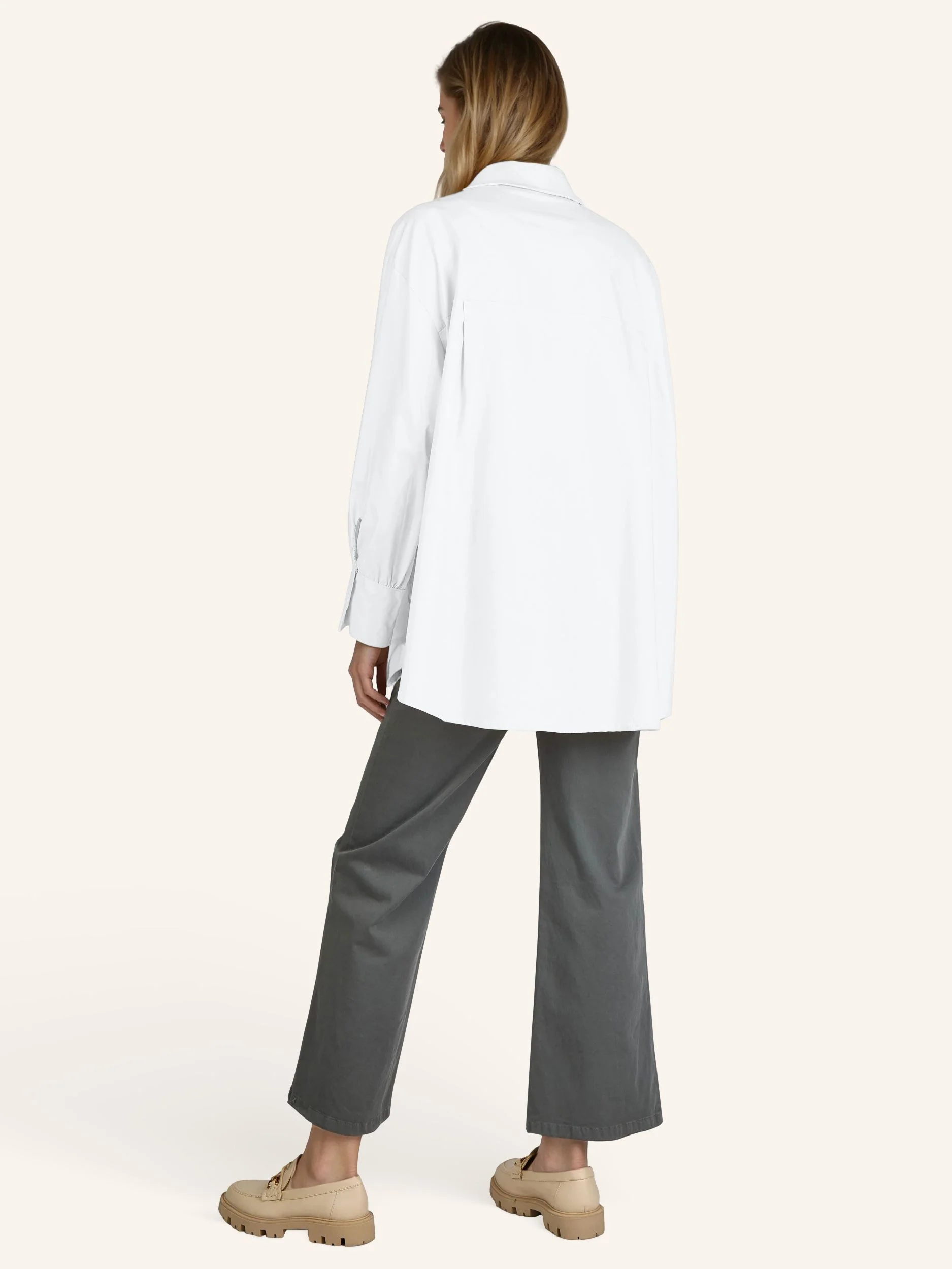 Oversize-Bluse mit modischen Schmuckdetails - Image 21