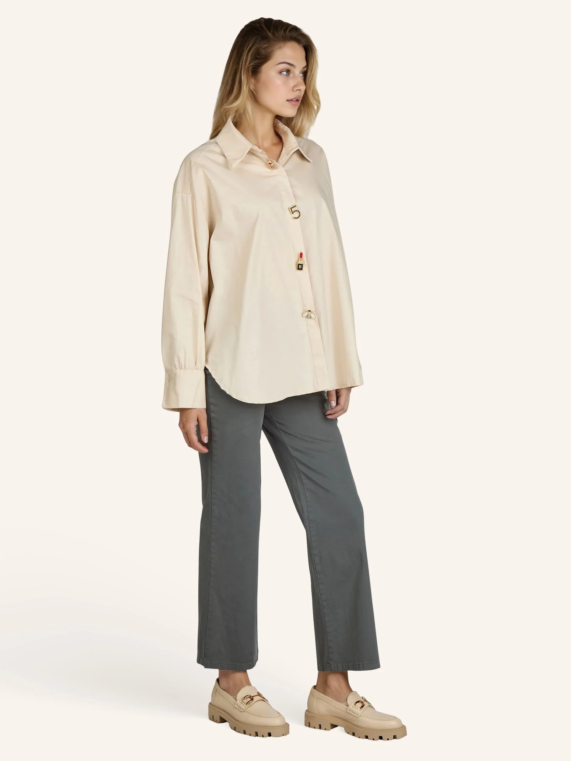 Oversize-Bluse mit modischen Schmuckdetails - Image 3