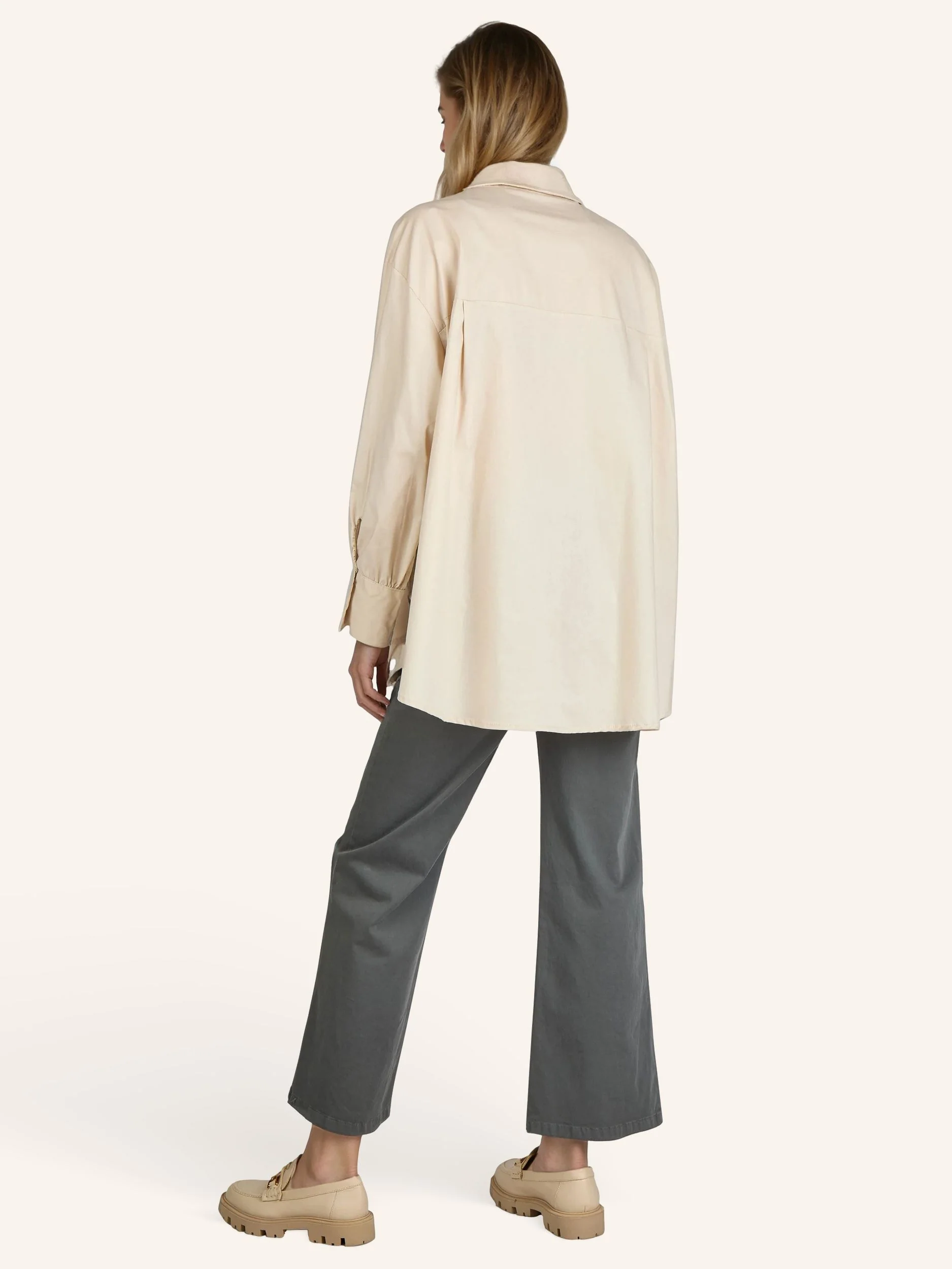 Oversize-Bluse mit modischen Schmuckdetails - Image 4