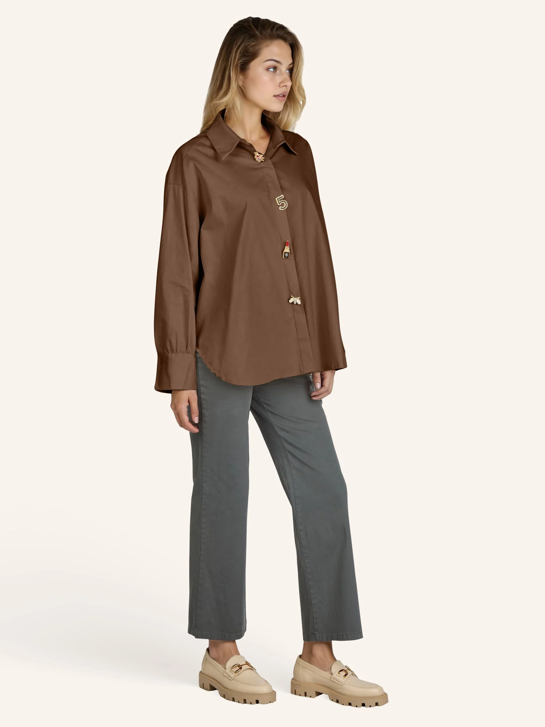 Oversize-Bluse mit modischen Schmuckdetails - Image 8