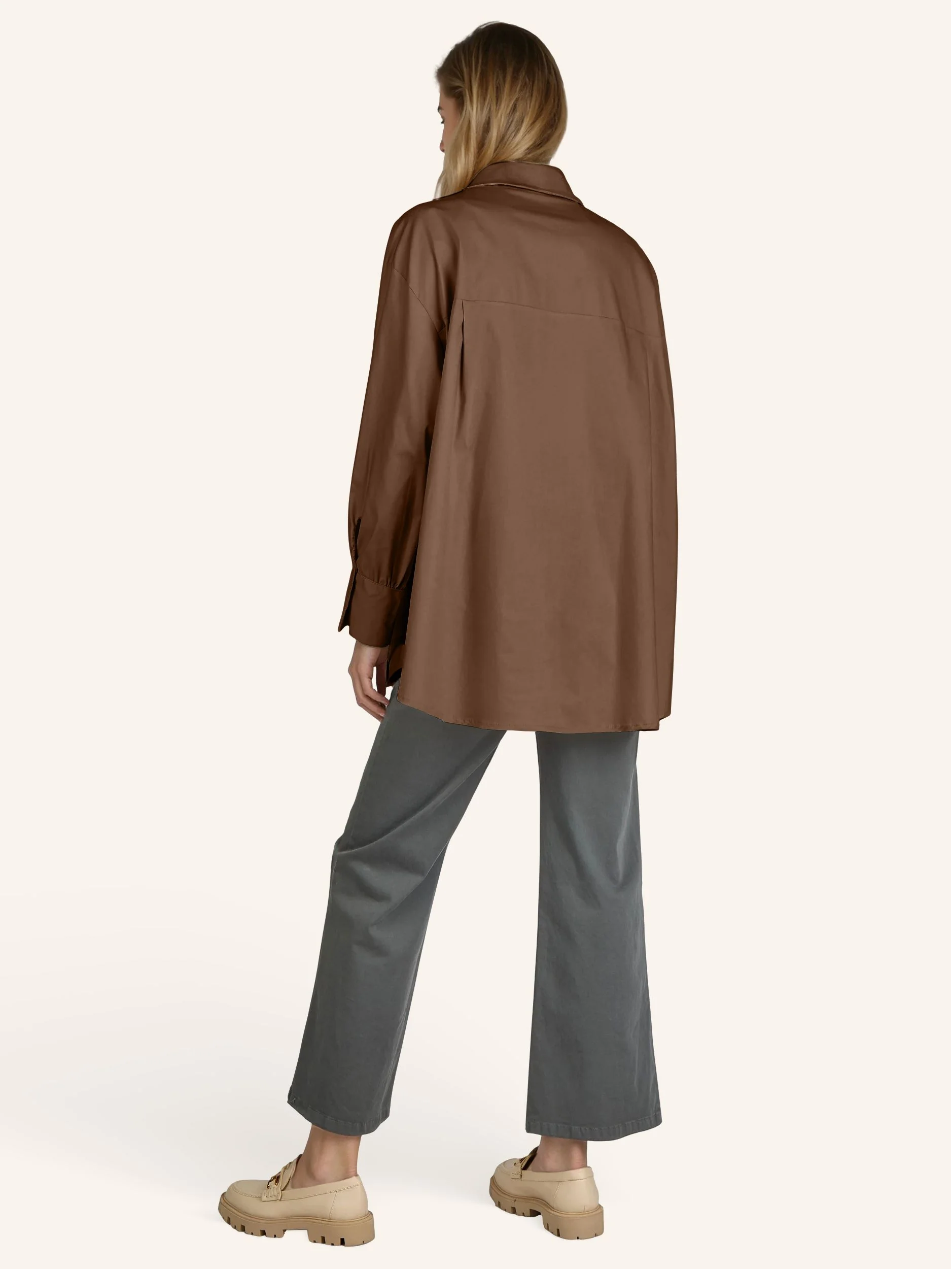 Oversize-Bluse mit modischen Schmuckdetails - Image 9
