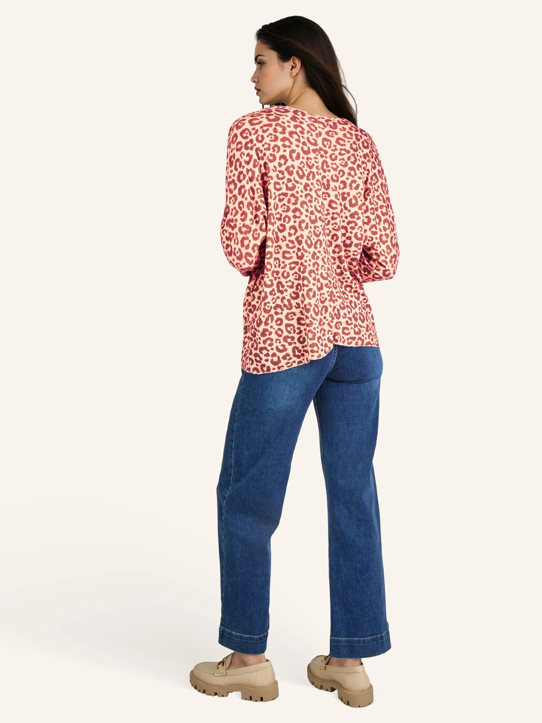 Oversize-Bluse mit modischen Schmuckdetails - Image 15