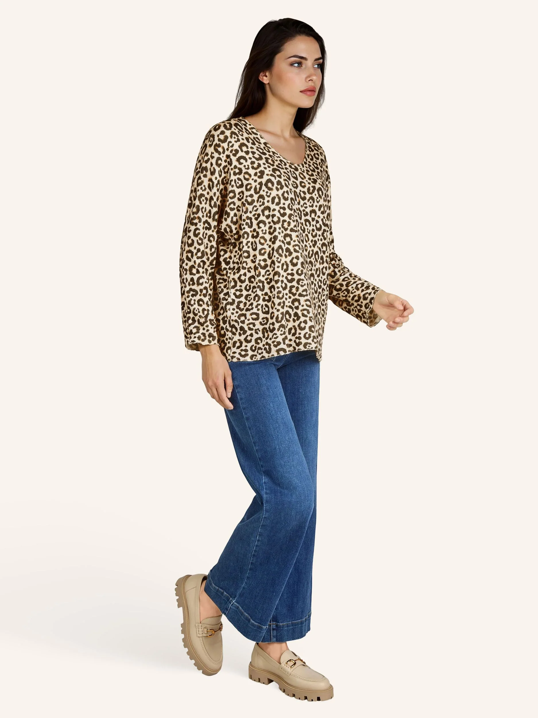 Oversize-Bluse mit modischen Schmuckdetails - Image 20