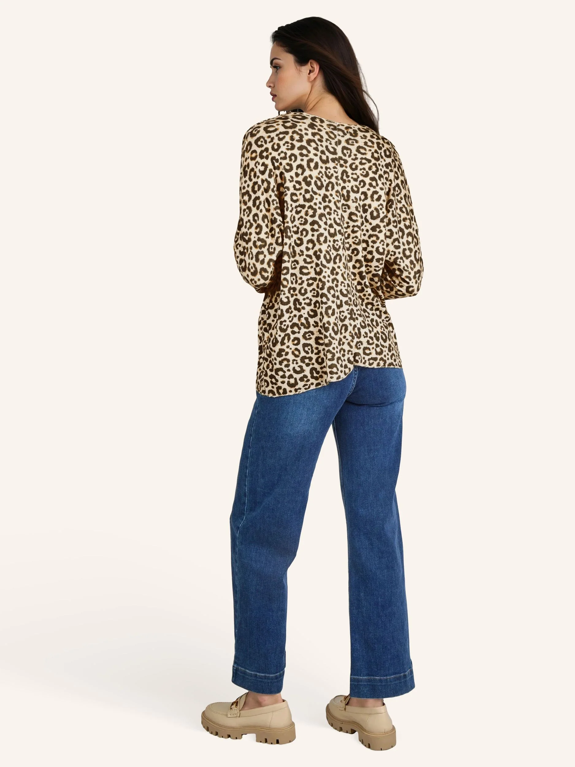 Oversize-Bluse mit modischen Schmuckdetails - Image 21