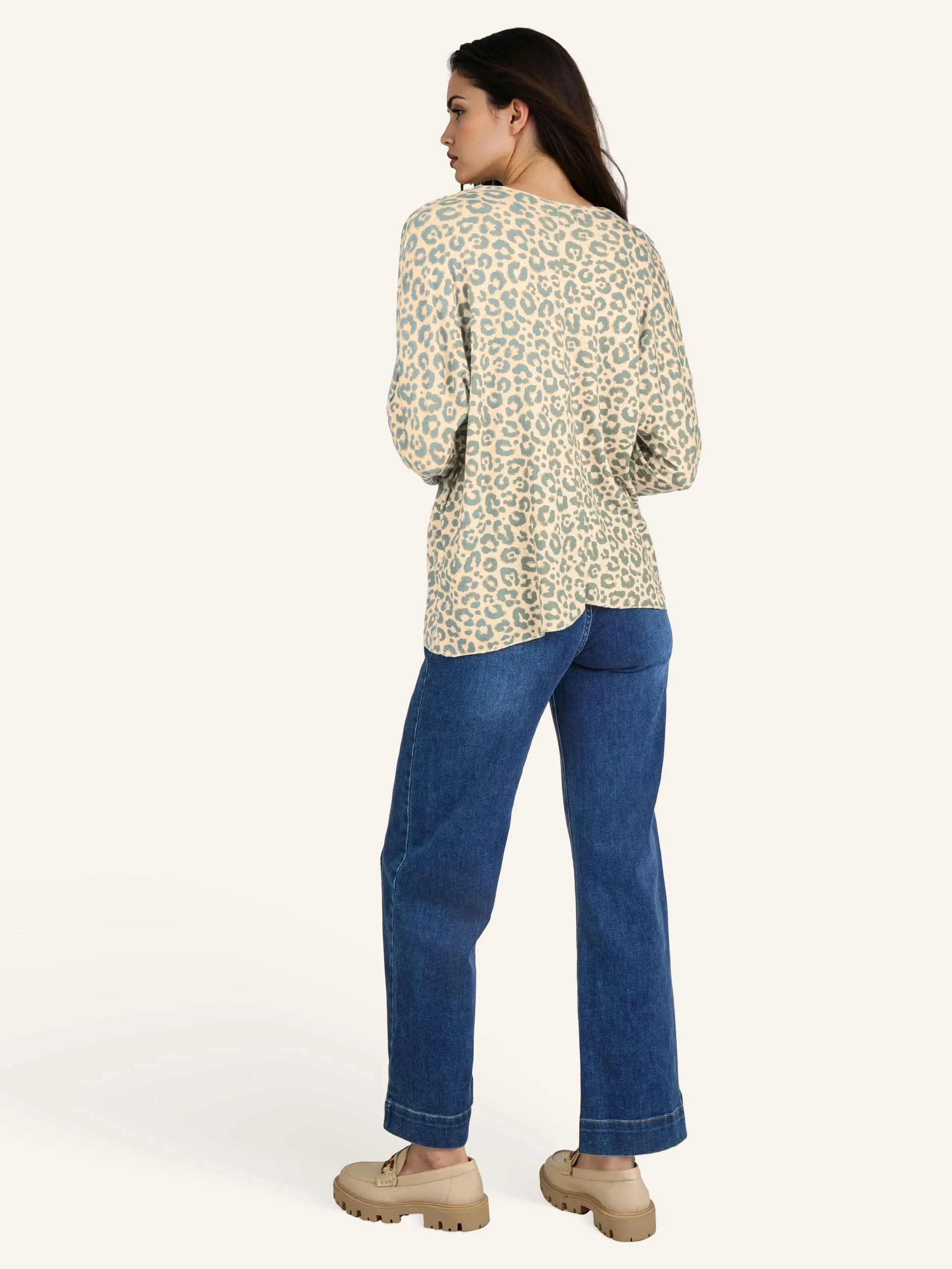Oversize-Bluse mit modischen Schmuckdetails - Image 3