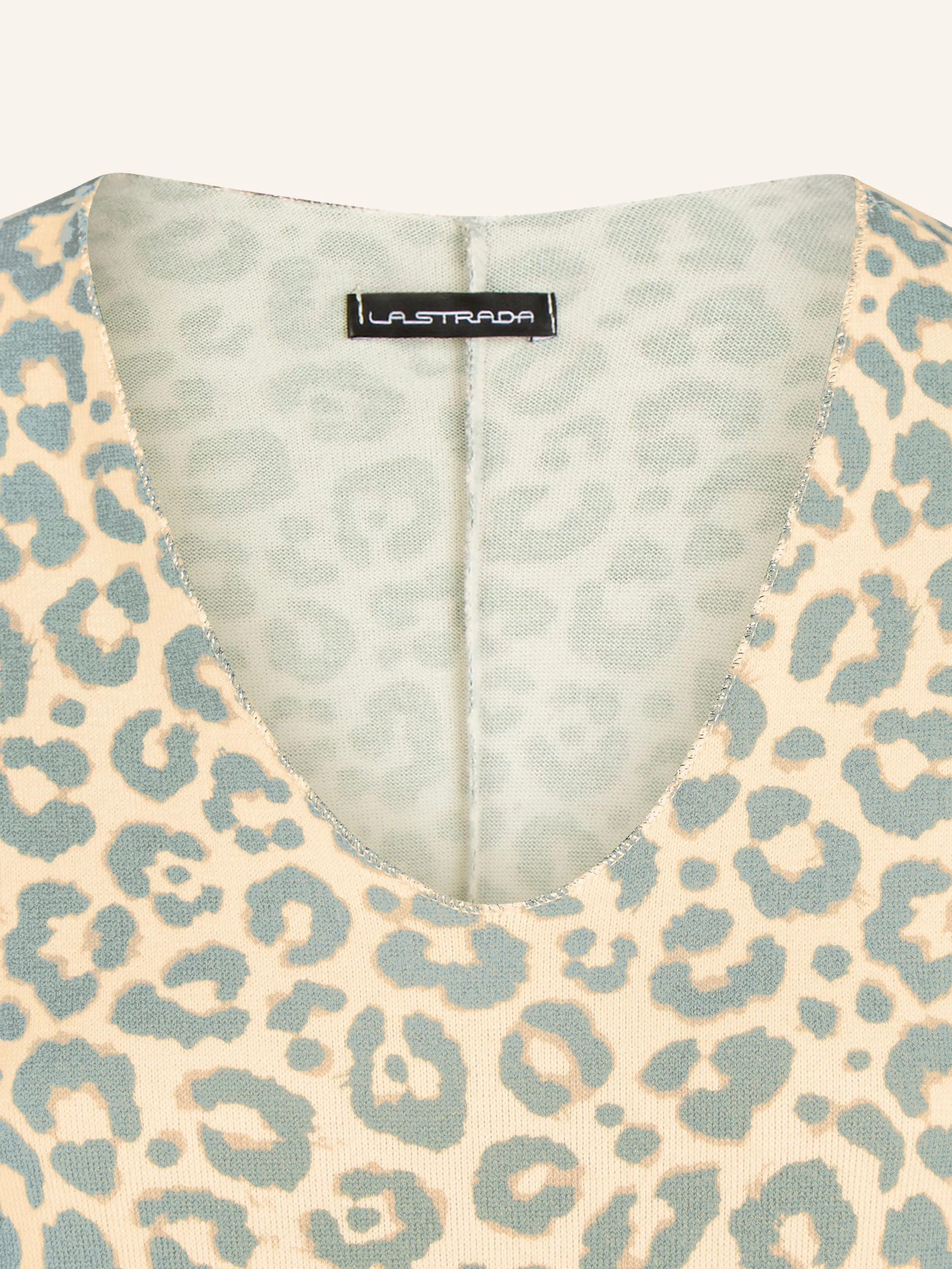 Oversize-Bluse mit modischen Schmuckdetails - Image 6