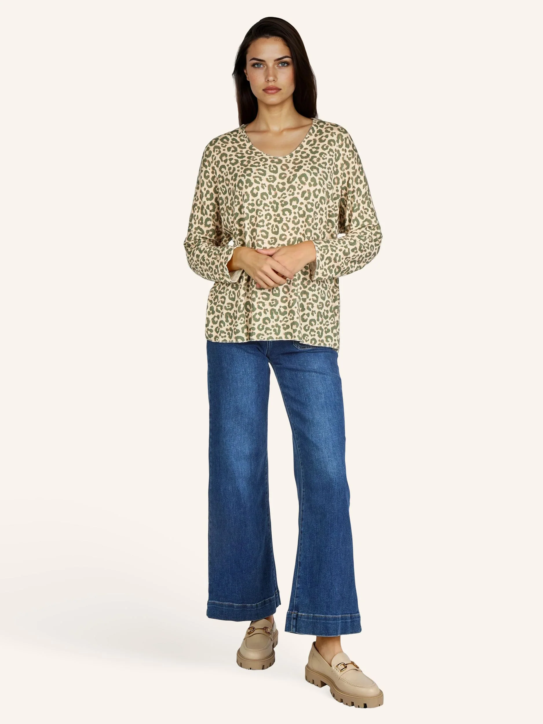 Oversize-Bluse mit modischen Schmuckdetails - Image 7