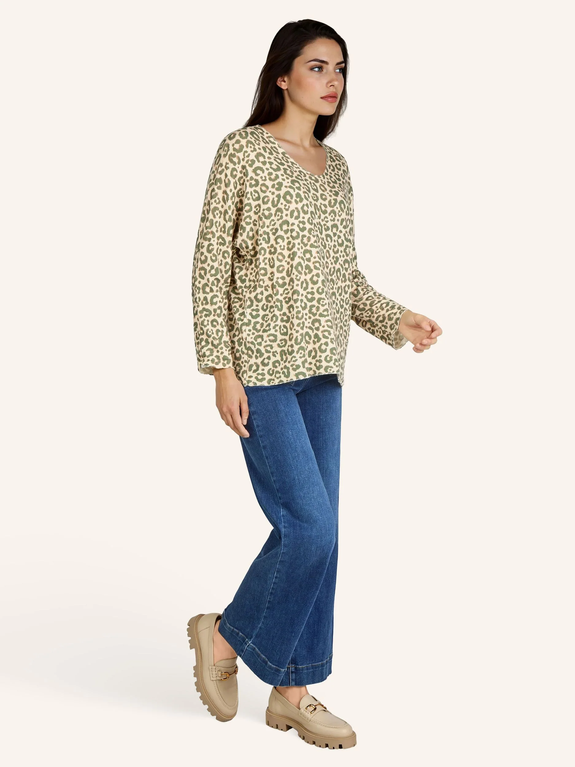 Oversize-Bluse mit modischen Schmuckdetails - Image 8