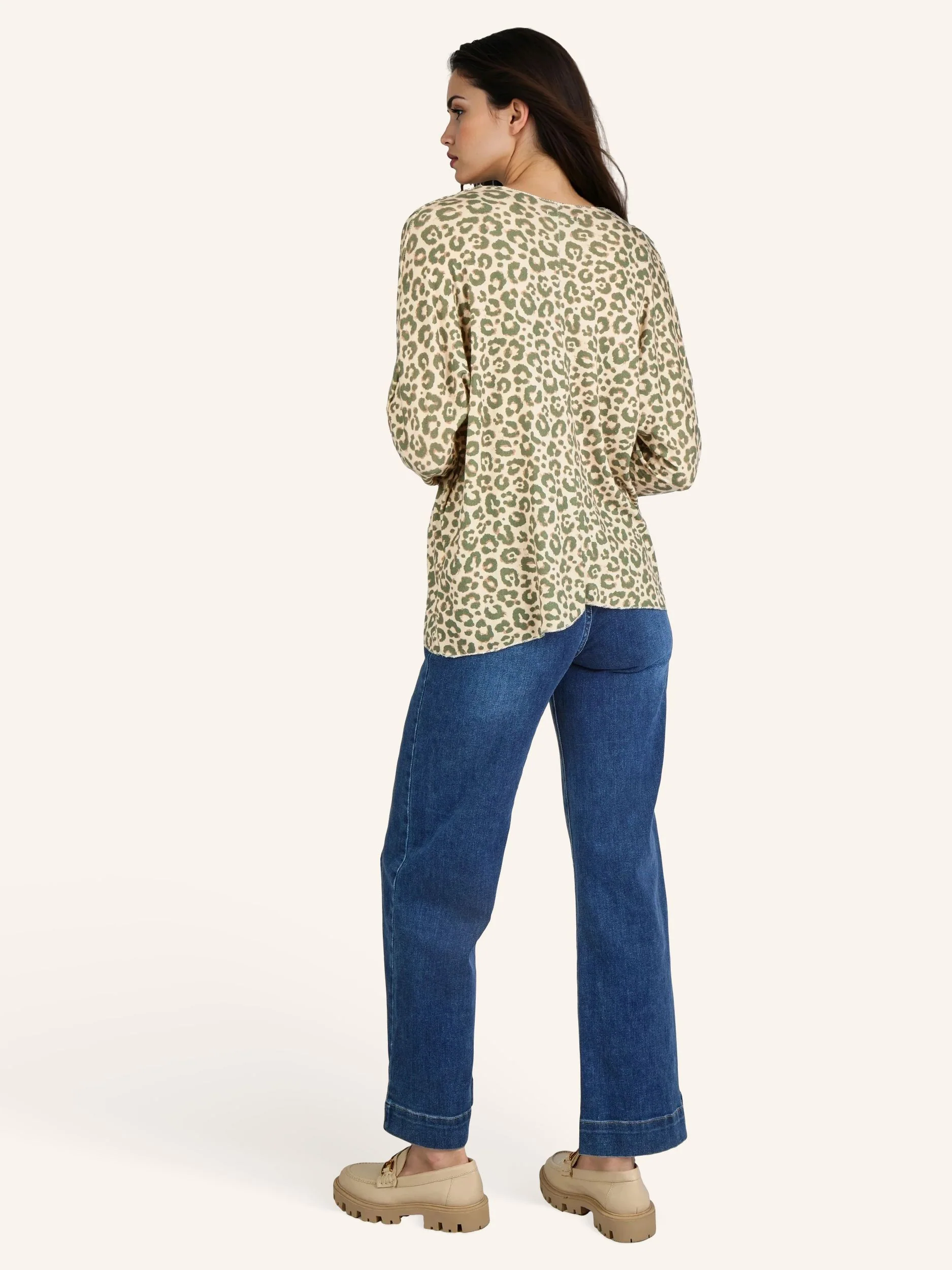 Oversize-Bluse mit modischen Schmuckdetails - Image 9